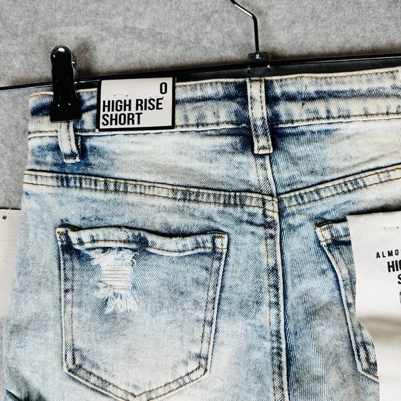 New Almost Famous Womans Sz 0 Hi Rise Short Raw Hem Denim Distressed NWT - Picture 7 of 7